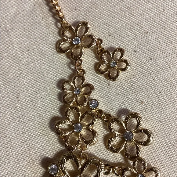 Vintage cascading daisies Gold Floral Statement Necklace center rhinestones - Picture 7 of 10